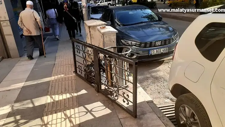 Elazığ'da hırsızlar fena faka bastı: Çaldıkları kapıyı, polisi görünce bırakıp kaçmaya çalıştılar