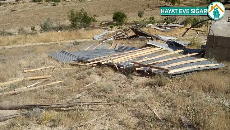 Elazığ'da hortum ahır ve samanlığın çatısını uçurdu