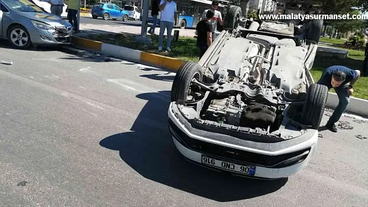 Elazığ'da iki otomobil çarpıştı biri ters döndü: 1 yaralı