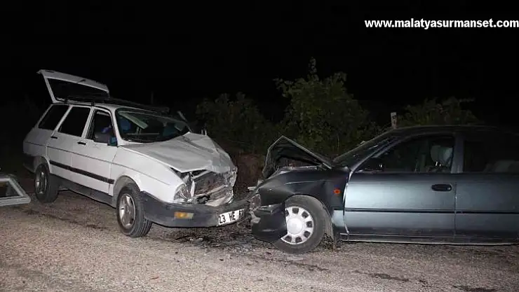 Elazığ'da iki otomobil kafa kafaya çarpıştı: 5 yaralı
