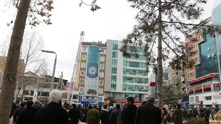 Elazığ'da iş merkezi çatısında yangın