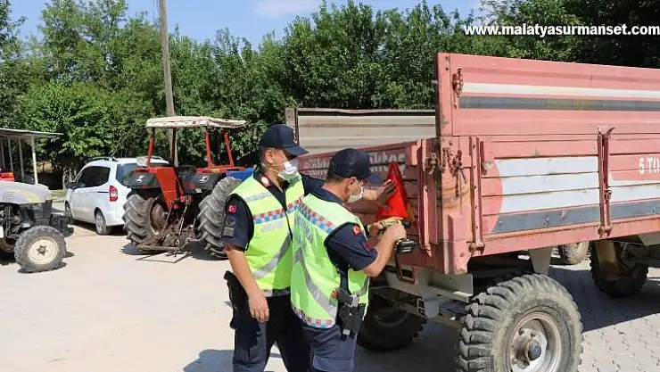 Elazığ'da jandarma, traktör denetimi yaptı
