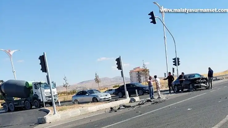 Elazığ'da kamyon ile otomobil çarpıştı