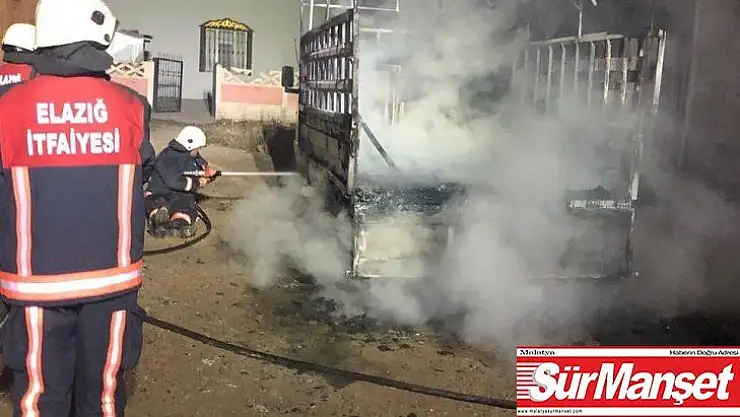 Elazığ'da kamyonet yangını