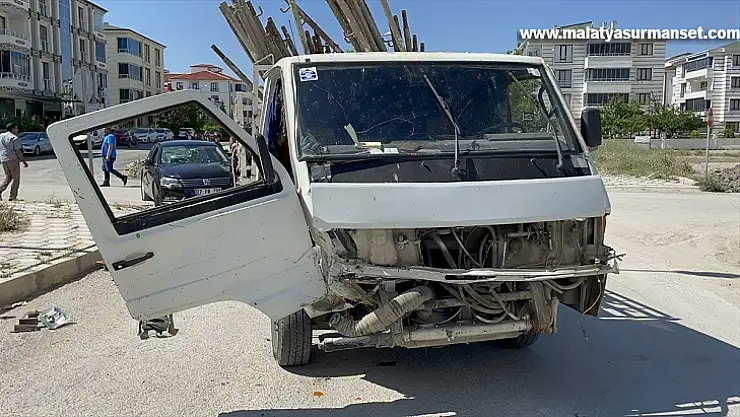 Elazığ'da kamyonetle otomobilin çarpışması sonucu 4 kişi yaralandı.