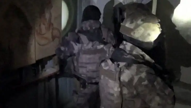 Elazığ'da kapılar kırıldı, uyuşturucu tacirleri yakalandı: 6 gözaltı