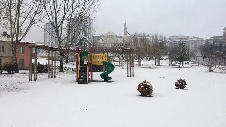 Elazığ'da kar yağışı etkili oldu, 73 köy yolu kapandı
