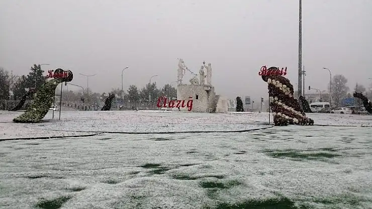 Elazığ'da kent merkezine mevsimin ilk karı yağdı