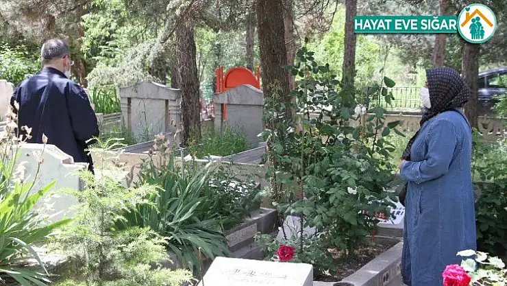 Elazığ'da kısıtlama ve bayram öncesi vatandaşlar mezarlıkları ziyaret etti