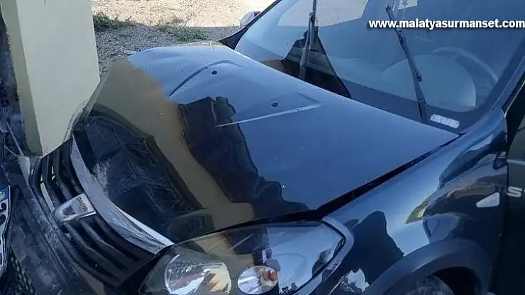 Elazığ'da kontrolden çıkan hafif ticari araç eve çarptı
