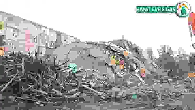 Elazığ'da kontrollü yıkımda hasarlı bina böyle çöktü