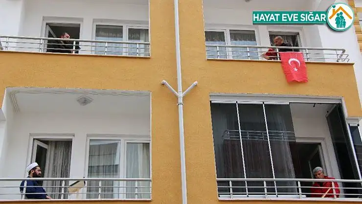 Elazığ'da korona nedeniyle balkonlarda mukabele geleneği