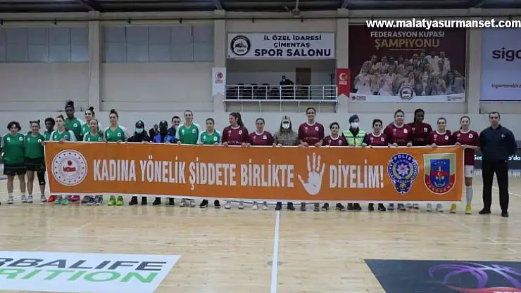 Elazığ'da maçta kadına şiddete pankartlı tepki