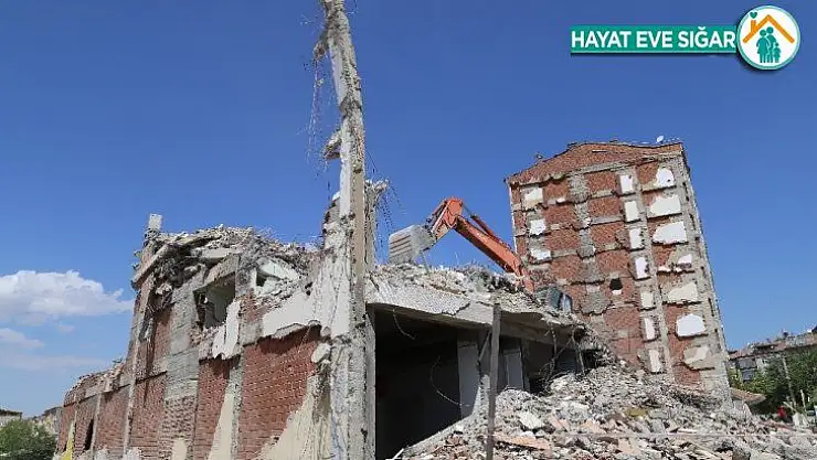 Elazığ'da mahsur kalan kedilerin kurtarıldığı o bina yıkıldı