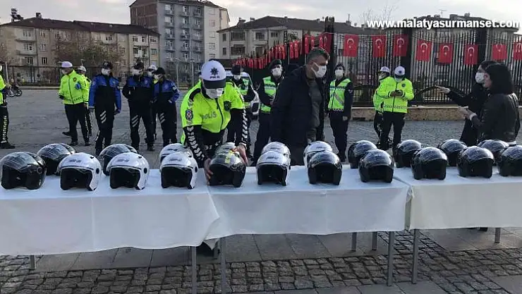Elazığ'da motosiklet sürücülerine kask dağıtıldı
