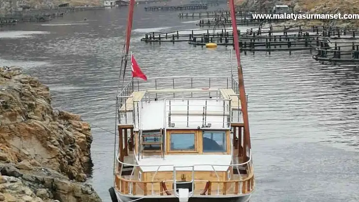 Elazığ'da onarımı tamamlanan gezi teknesi suya indirildi