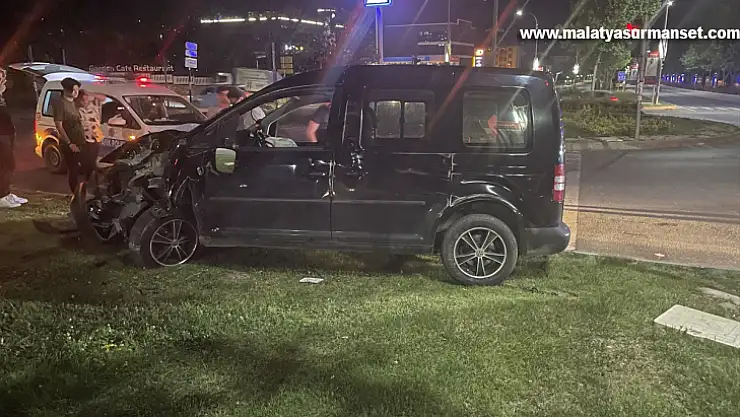 Elazığ'da otomobil ile hafif ticari aracın çarpıştığı kazada hasar oluştu