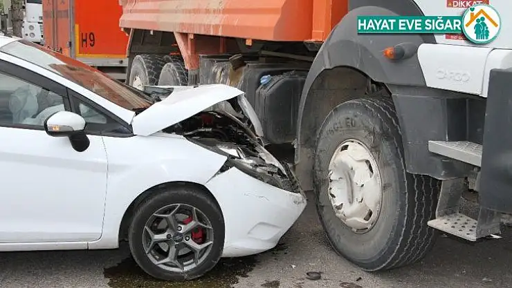 Elazığ'da otomobil kamyona çarptı: 3 yaralı