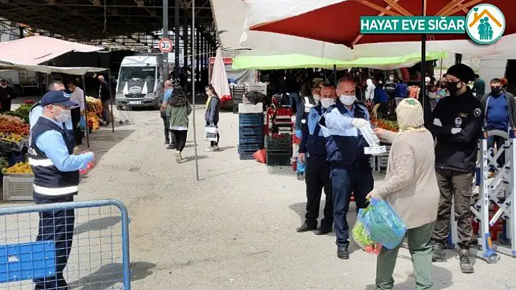Elazığ'da pazarlarda maske dağıtımı