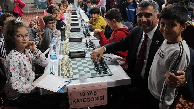 Elazığ'da satranç turnuvasına büyük ilgi