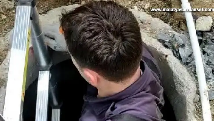 Elazığ'da su kuyusuna düşen yavru kediyi itfaiye kurtardı