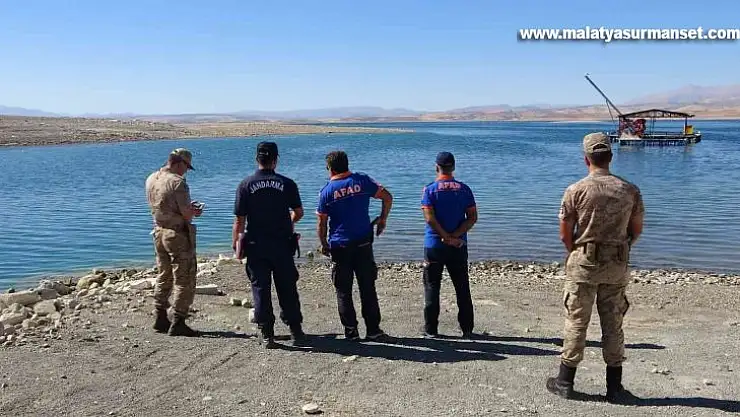 Elazığ'da tekne battı: Tekneyle birlikte suda kaybolan şahsı arama çalışmaları sürüyor