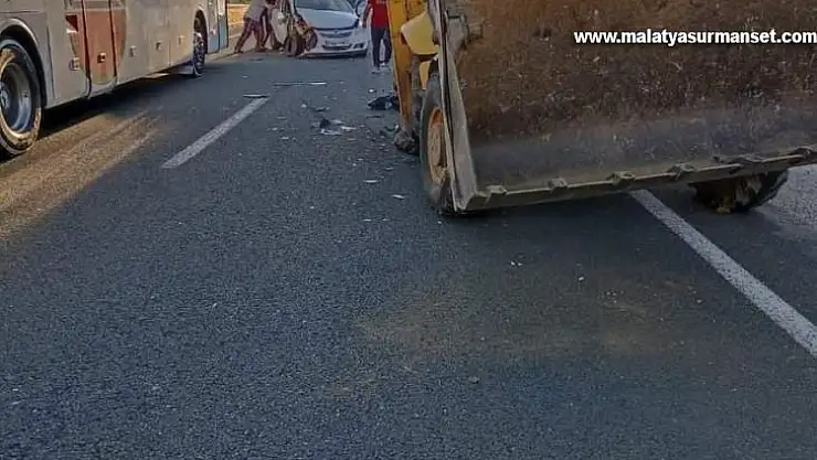 Elazığ'da ters yöne giren iş makinesi otomobile çarptı: 3 yaralı