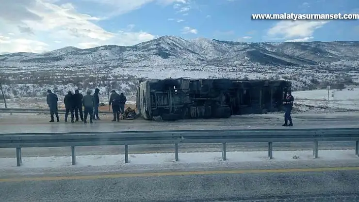 Elazığ'da tır devrildi: 2 yaralı
