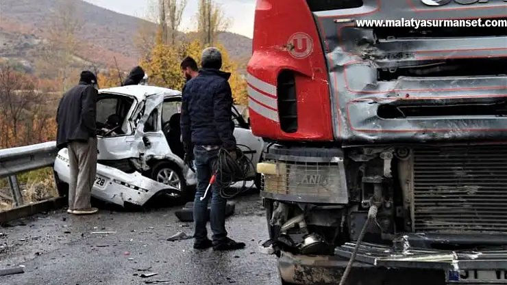 Elazığ'da tır ile otomobilin çarpıştığı kazada ölü sayısı 2'ye yükseldi