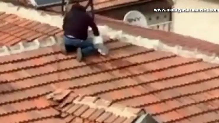 Elazığ'da vatandaşın çatıdaki tehlikeli yürüyüşü yürekleri ağza getirdi