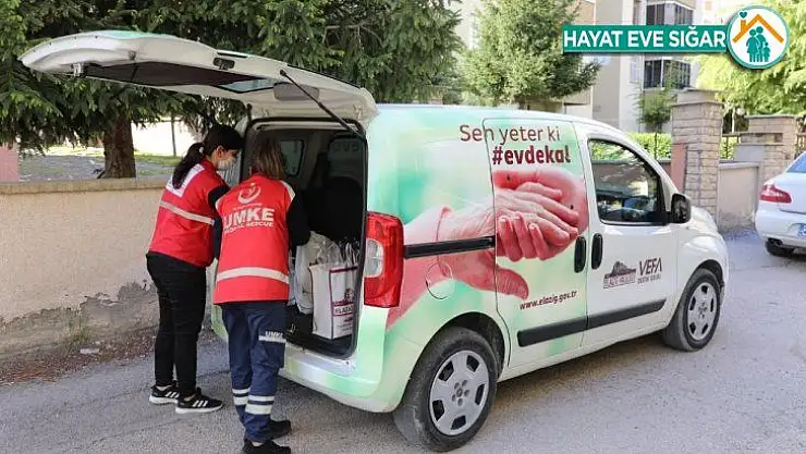 Elazığ'da Vefa ekibi badem şekeri ve ışkınla gönüllere dokundu