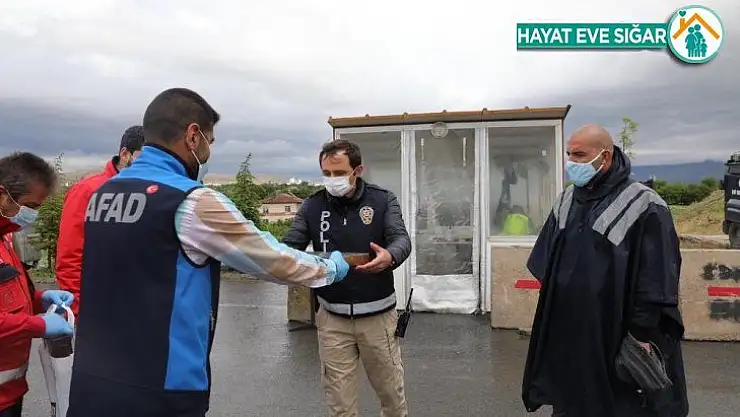 Elazığ'da Vefa ekiplerine 'tepsi tepsi baklava' ile vefa