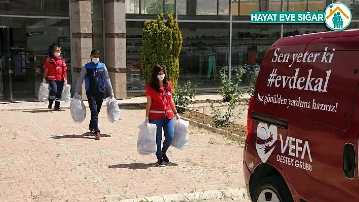 Elazığ'da Vefalı eller, bin 783 çocuğa bayramlık ulaştırdı