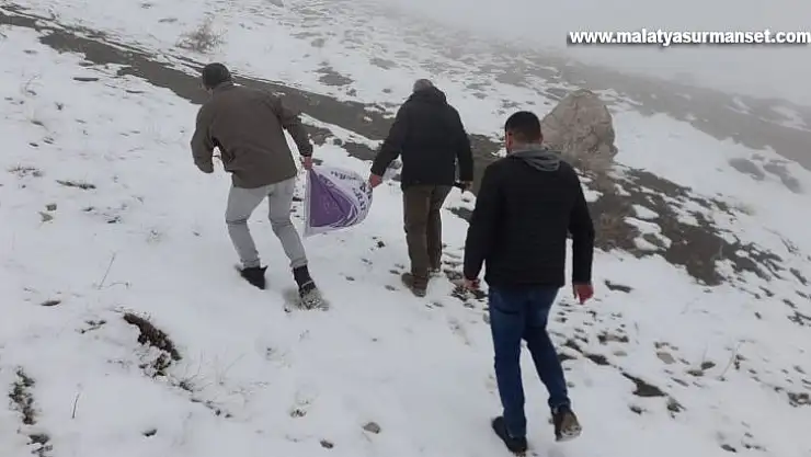 Elazığ'da yaban hayvanları için doğaya yem bırakıldı