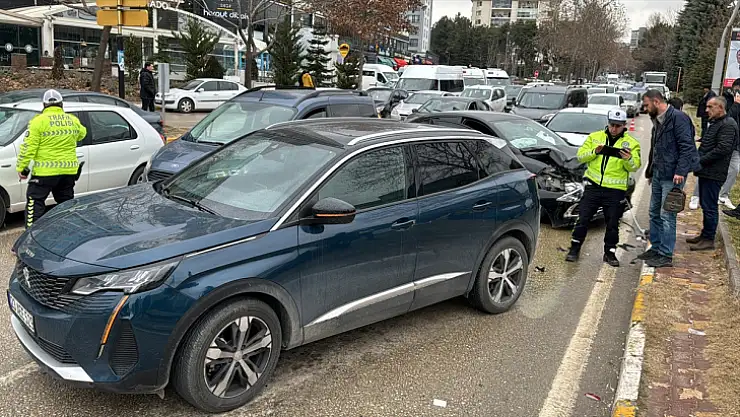 Elazığ'da zincirleme trafik kazasında 2 kişi yaralandı
