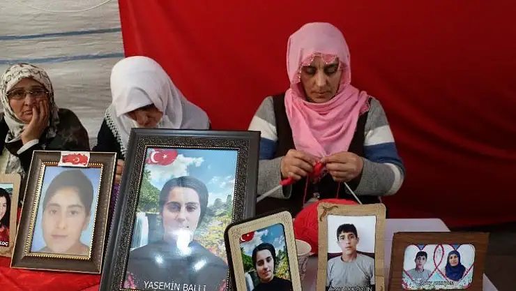 Elazığ'daki depremzedelere bir destek de evlat nöbetindeki annelerden