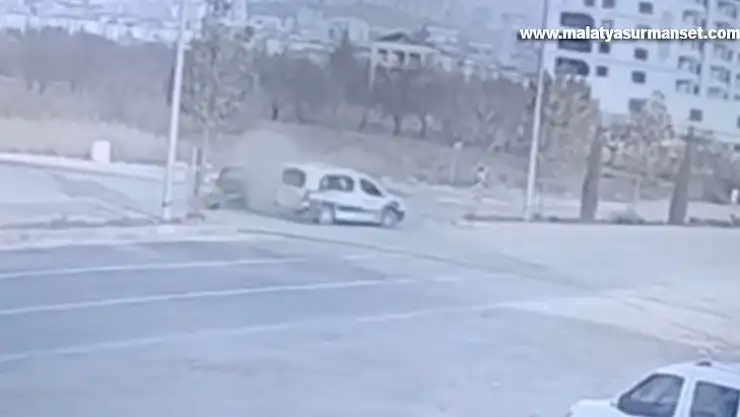 Elazığ'daki trafik kazası güvenlik kamerasına yansıdı: 2 yaralı