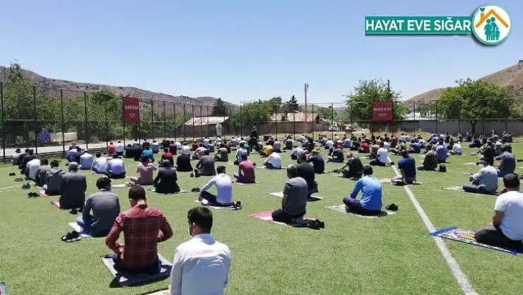 Elazığ'ın tarihi ilçesinde cuma namazı stadyumda kılındı