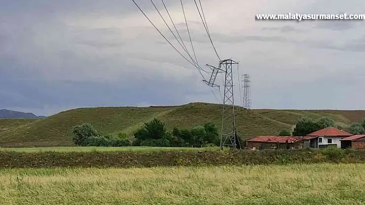 Elektrik direği rüzgara dayanamadı