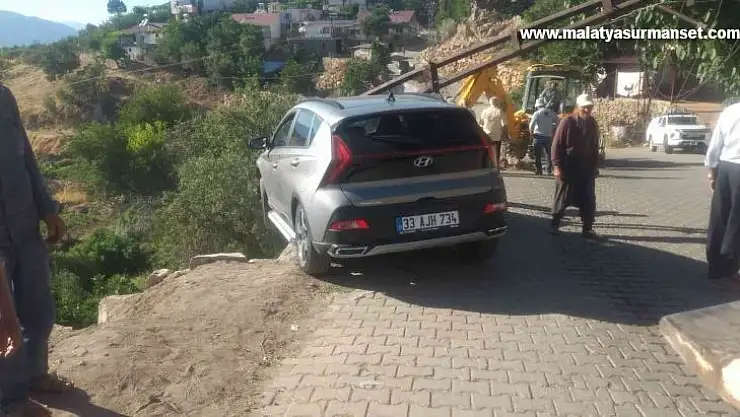 Elektrik direği uçurumdan yuvarlanmasına engel oldu