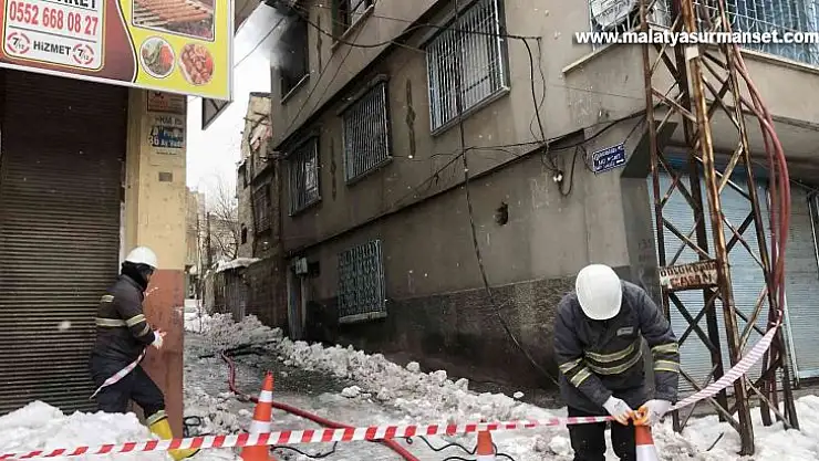Elektrik kontağı evi yaktı, 2 kişi dumandan etkilendi