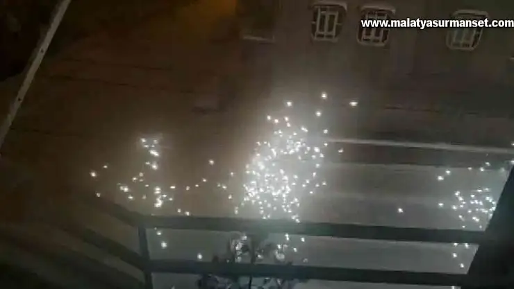 Elektrik tellerinden çıkan kıvılcımlar geceyi aydınlattı
