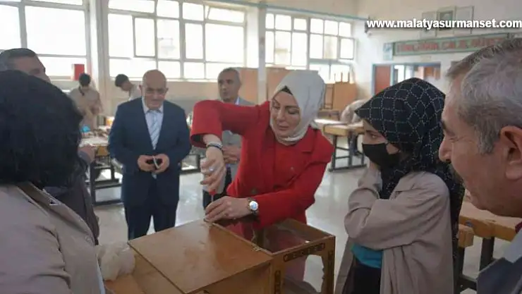 Eline aldığı tornavida ile örnek oldu