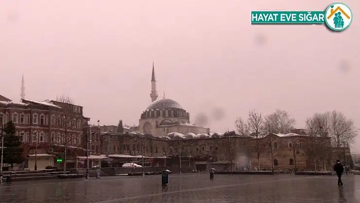 Eminönü Meydanı'nda kartpostallık görüntüler oluştu