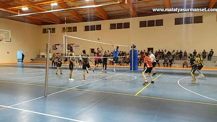 Emniyetspor, Dicle Gençlikspor voleybol turnuvasında şampiyon oldu