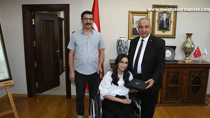 Engeline rağmen YKS'de derece yapan öğrenciye plaket