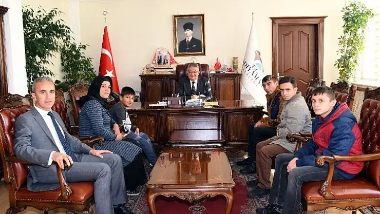 Engelli çocuklardan Vali Aykut Pekmez'e ziyaret