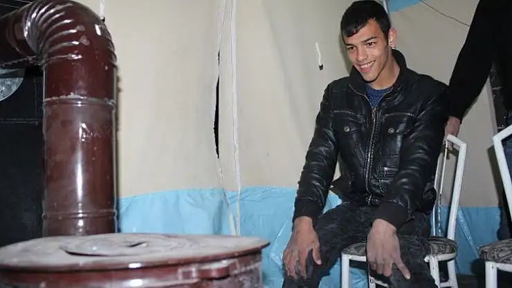 Engelli depremzede, çadırda  ailesiyle yaşama tutundu