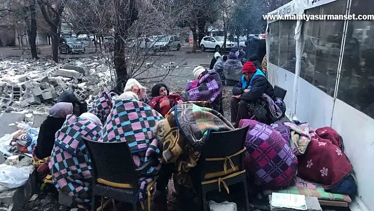 Enkaz bölgesinde ateş başında sabahladılar