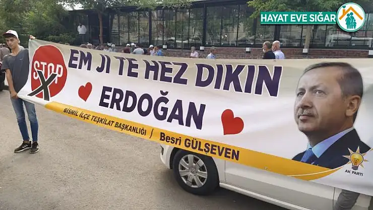 Erdoğan'ın Diyarbakır ziyaretinde açılan destek pankartı ilgi çekti